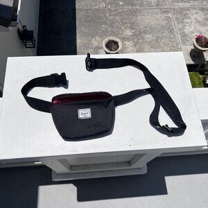 Herschel black fanny pack the strap is fully adjustable
perfect condition